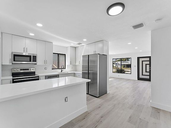 4th image of 714 NW 1st Way #714