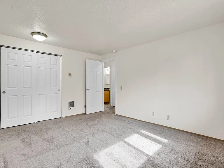 Carlton Square Apartments — Photo 16