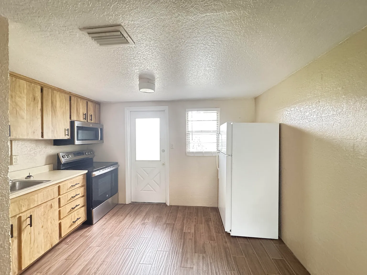 2/1 Duplex On Quiet Dead End Street — Photo 4