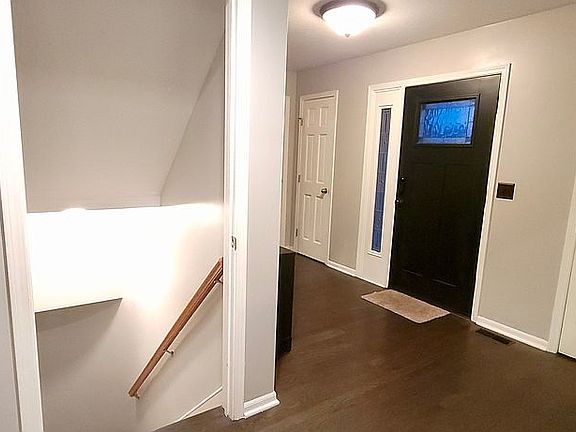 1F- Entryway/Basement Stairs