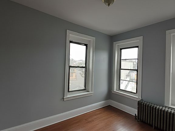 5th image of 698 Northampton St #3
