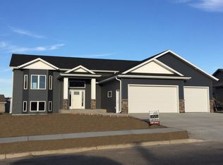 1528 Ridge Dr, Mandan, ND 58554