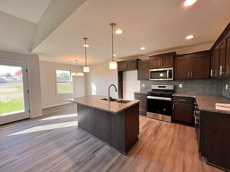 655 W Butterfield Dr — Photo 2