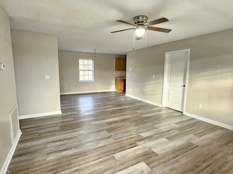972 Crosby Ln — Photo 5
