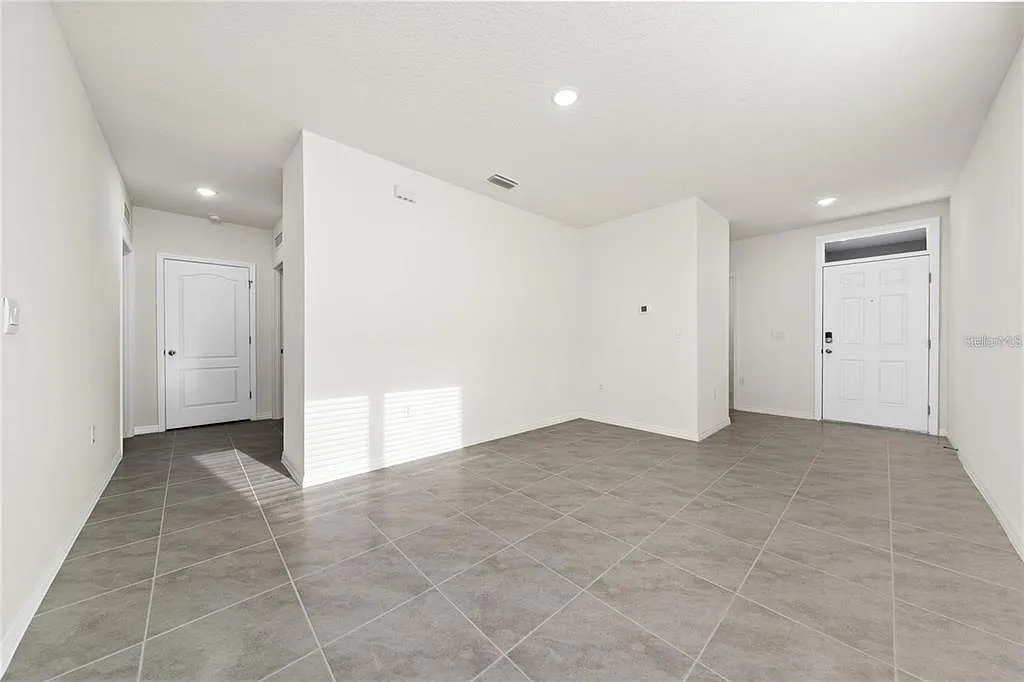 3 bed, 2.0 bath, 1501 sqft, $2,100 — Photo 4