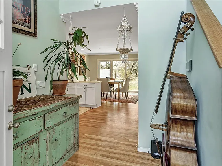 Pretty Foyer of the very clean unit!