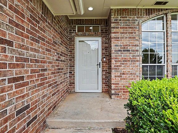 3rd image of 904 Pruett Dr