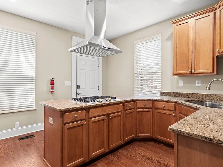 1131 Franklin Ave — Photo 25