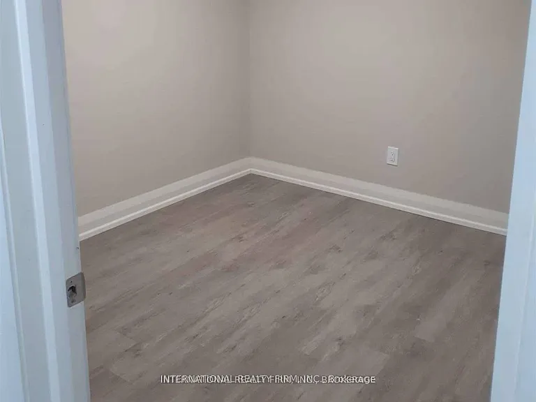 116 Red River Cres #LOWER — Photo 10
