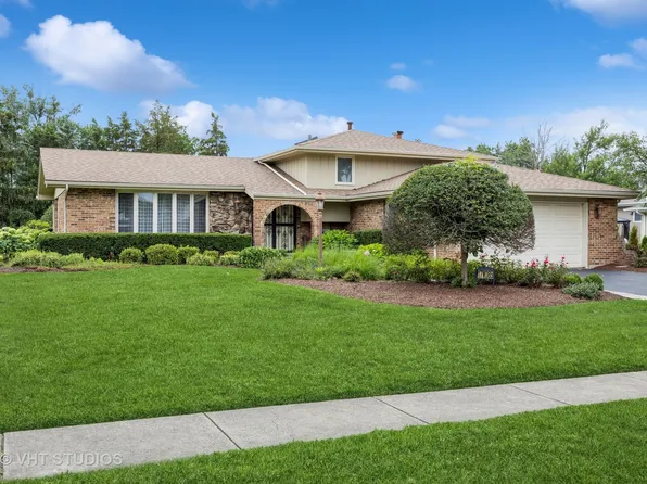 17W085 Elm Ct, Willowbrook, IL 60527