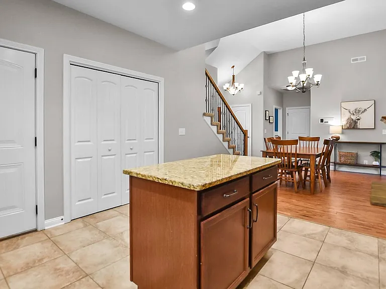 750 Cavalier Dr — Photo 9