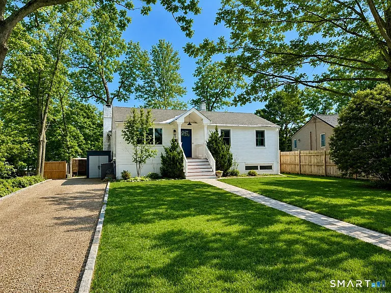 23 Sleepyhollow Dr — Photo 1