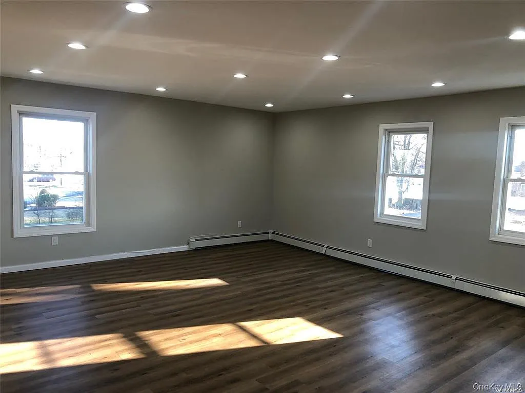 2 bed, 1.0 bath, 2400 sqft, $3,500 — Photo 2