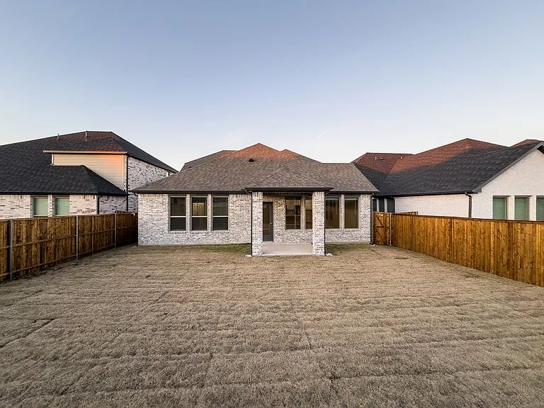 566 Silver Springs Ln — Photo 23