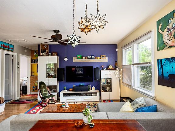 3rd image of 1017 NE 8th Ave