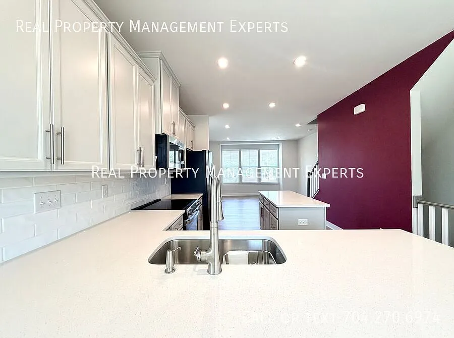 **Move In Special Beautiful 3br/3.5ba Townhouse In Charlotte! — Photo 2