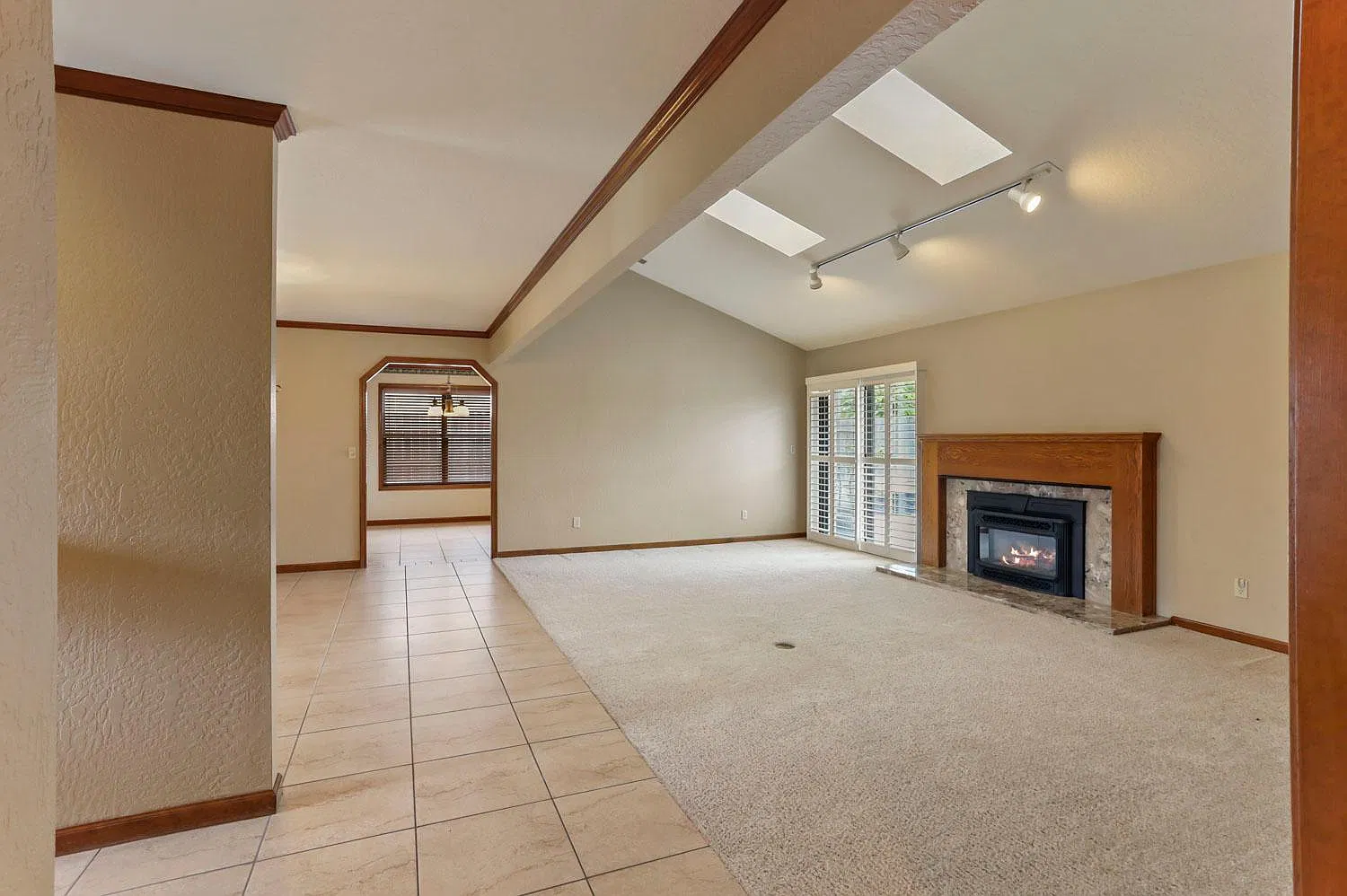 4 bed, 1978 sqft, $2,850 — Photo 2