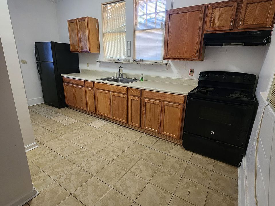 2nd image of 719 Boulevard St #4