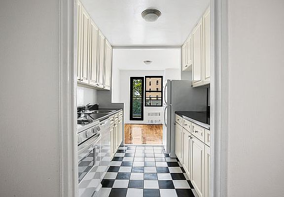 3rd image of 2400 Webb Ave APT 4C