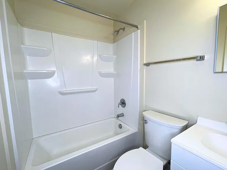 Oak Creek Apartments — Photo 10