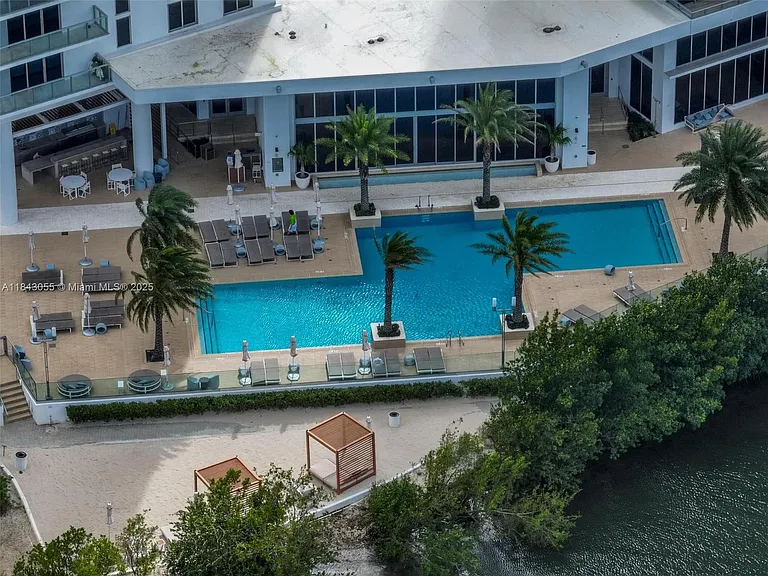 16385 Biscayne Blvd #4 — Photo 8