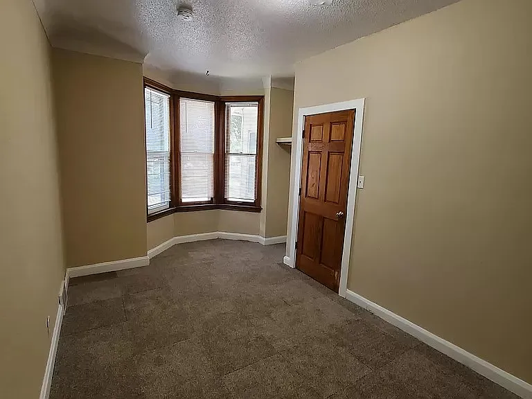 576 Bay St — Photo 13