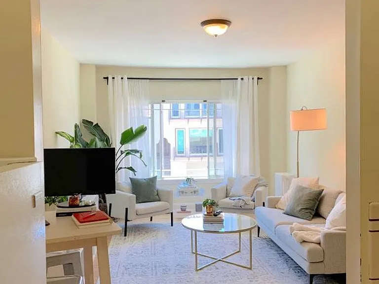 2240 Bay St — Photo 11