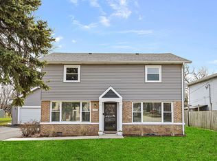 17W453 Eisenhower Rd, Oakbrook Terrace, IL 60181