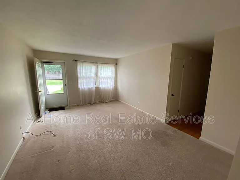 2027 S Kentwood Ave — Photo 2