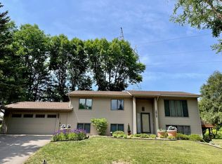 1517 Sunshine Ct, Chaska, MN 55318