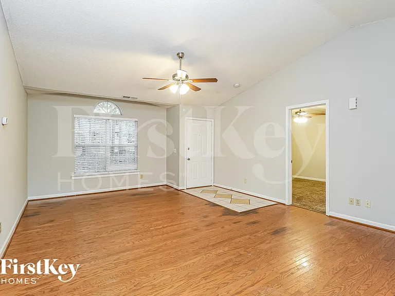 110 Waderich Ln — Photo 4