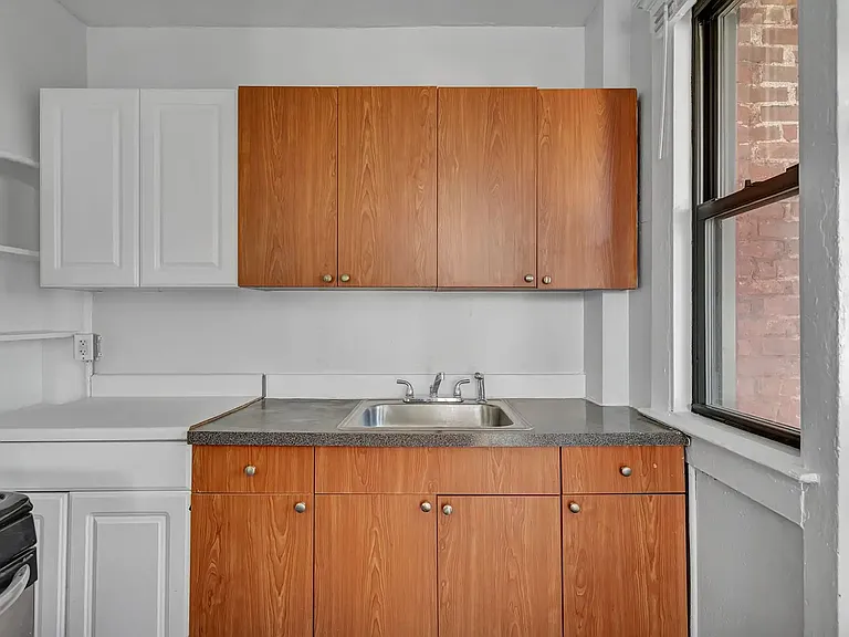 33 Howe St #3R — Photo 2