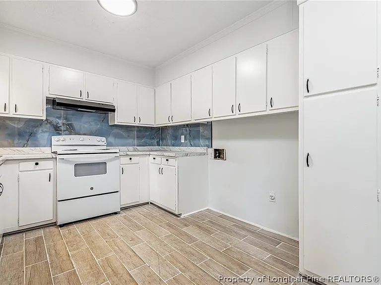 2326 Barrington Cir — Photo 17