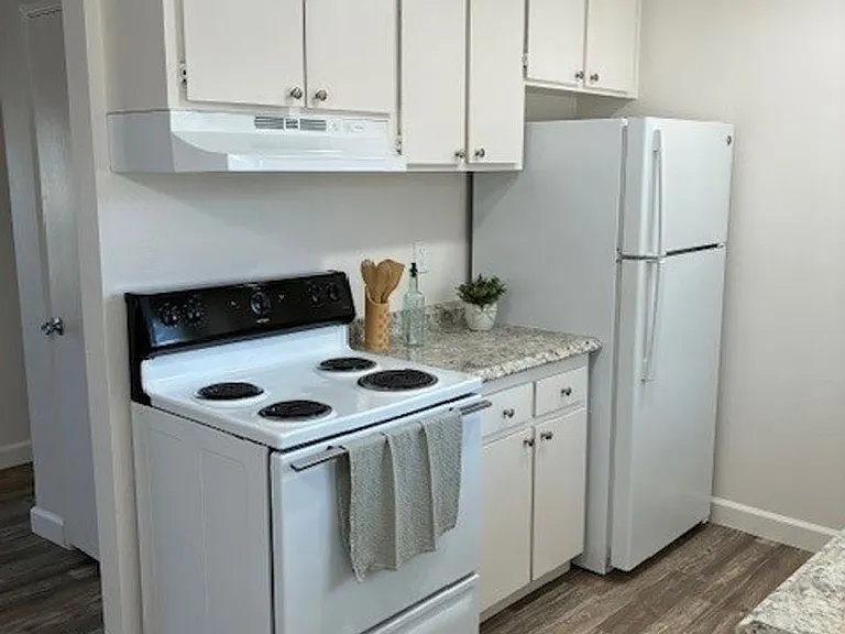 Summit Creek Apartments — Photo 28