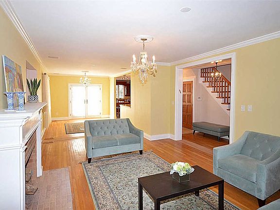 4th image of 34 Essex Rd #34