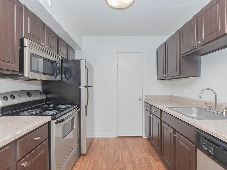 Kendall Manor — Photo 32