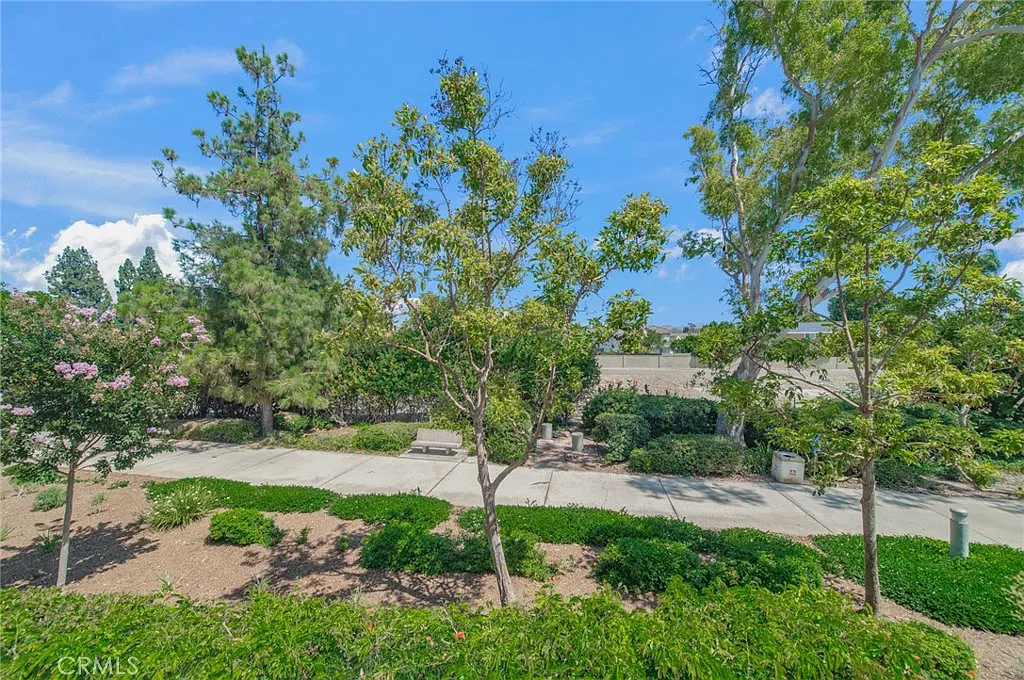 3 bed, 2.5 bath, 1285 sqft, $4,200 — Photo 2