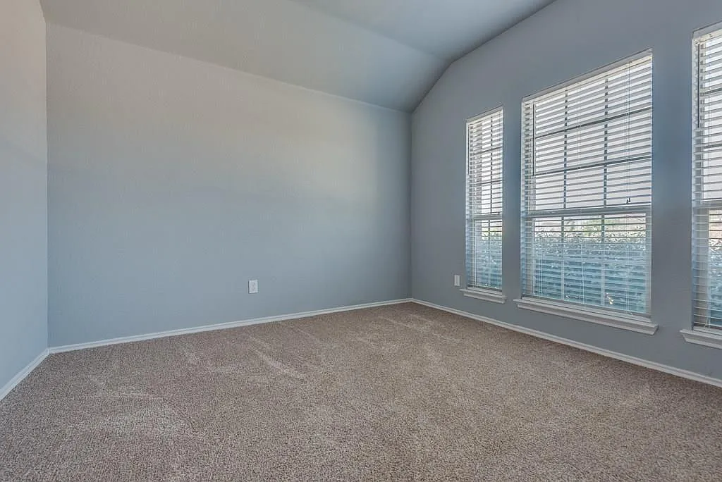 3 bed, 1873 sqft, $2,095 — Photo 3