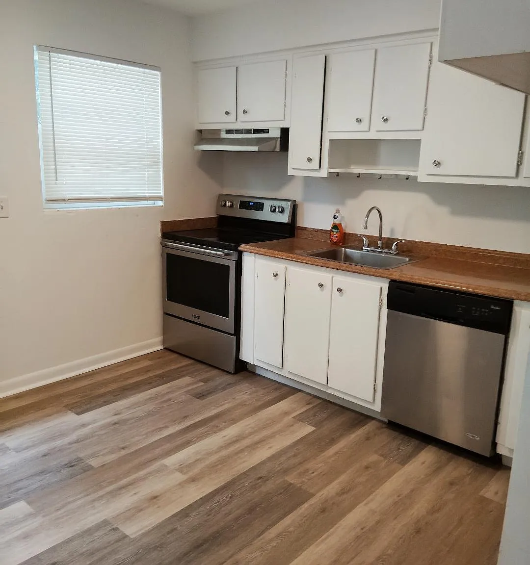 2 bed, 1.0 bath, 940 sqft, $2,350 — Photo 2