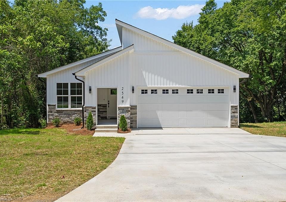 1st image of 2549 Pinetop Ave