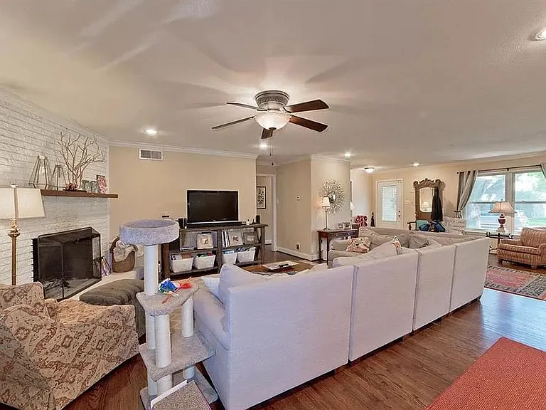 6215 Saratoga Cir — Photo 5
