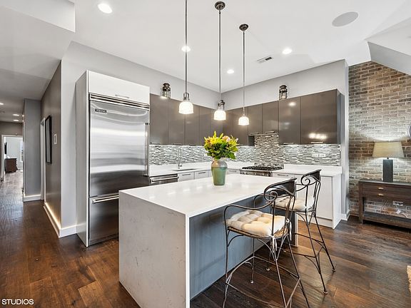 4th image of 1611 N Hermitage Ave #402