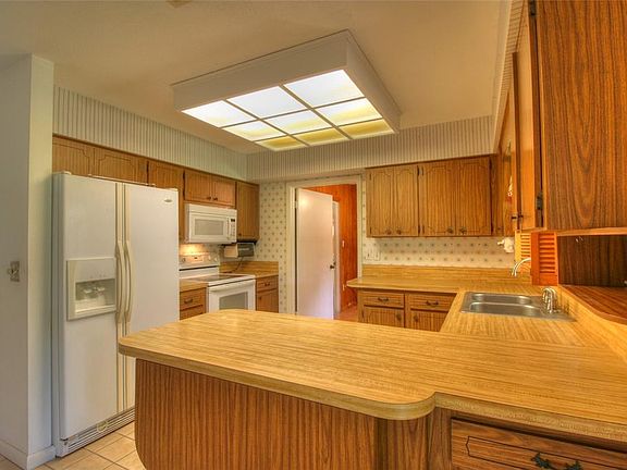 2nd image of 826 W Woodward Ave