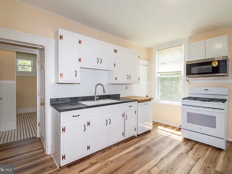 222 W Main St — Photo 35