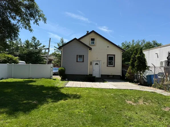 64 Sprague Ave, Amityville, NY 11701