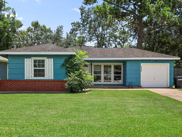 2318 Pecan St — Photo 1
