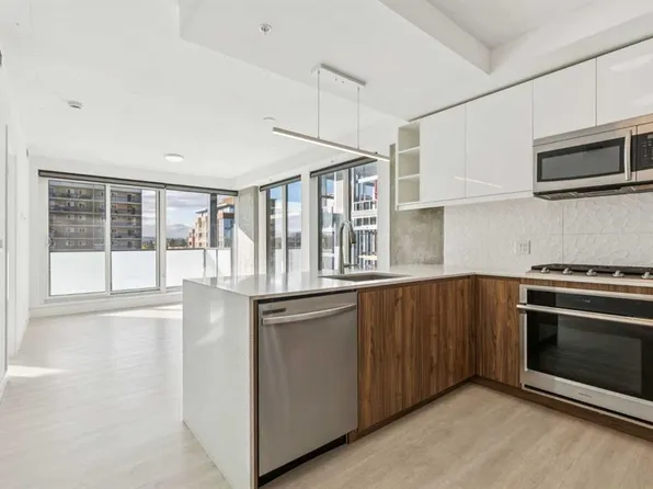 327 E 9a St NW #812, Calgary, AB T2N 1T7