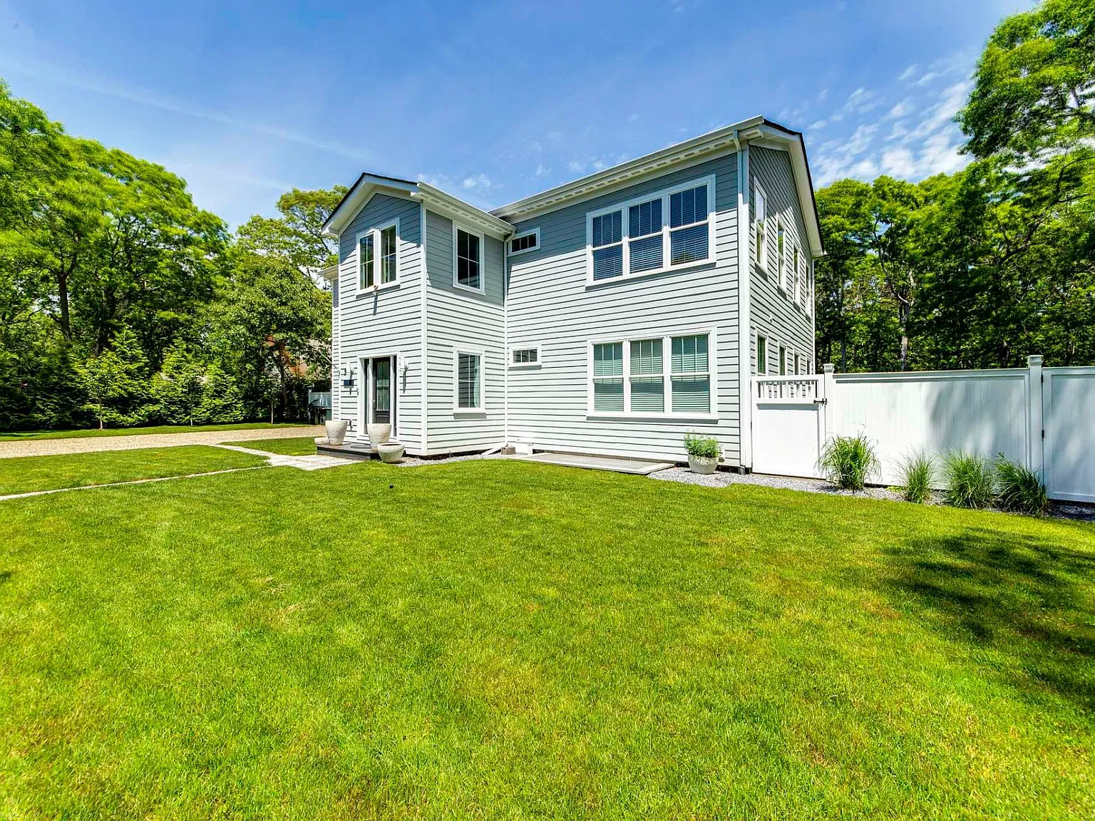 Spacious East Hampton Summer Retreat — Photo 4