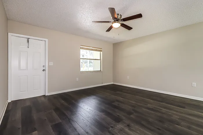 3 bed, 1.0 bath, 1000 sqft, $1,629 — Photo 2