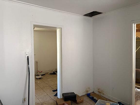 2nd image of 2424 W Wiswall St